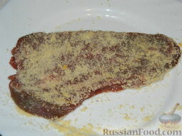 Стейк-фламбе "Марсала": Запанируйте в сыре мясо.