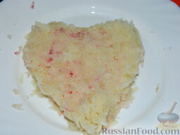 Салат "Сердце": Картофель отварите в мундире в течении 20-25 минут, остудите, очистите и натрите на крупной терке. Это первый слой. Выложите его на блюдо, придав форму сердца.