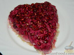 Салат "Сердце": Очистите гранат и украсьте зернами салат, не забывая о форме сердца.