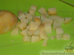 Винегрет с консервированной кукурузой: Нарезать картофель кубиками.