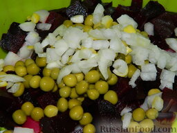 Винегрет с консервированной кукурузой: Мелко нарезать очищенный репчатый лук и добавить в салат.