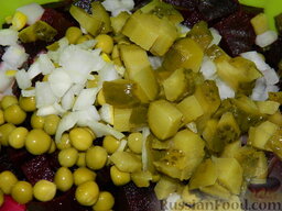 Винегрет с консервированной кукурузой: Нарезать кубиками маринованные огурцы и добавить в салат.