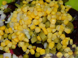 Винегрет с консервированной кукурузой: Открыть баночку кукурузы, слить жидкость и добавить в салат.