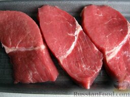 Говяжий стейк, зажаренный на сковороде: Как приготовить говяжий стейк:    Нагреть мясо до комнатной температуры естественным путем (оставить примерно на час или меньше). Мясо вымыть и тщательно обсушить.
