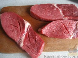 Говяжий стейк, зажаренный на сковороде: Нарезать мясо поперек волокон на куски толщиной 2,5-3 сантиметра. Сделать насечки острым ножом.