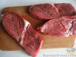 Говяжий стейк, зажаренный на сковороде: Одну сторону стейка смазать ароматным маслом. Внимание: мясо не солить.