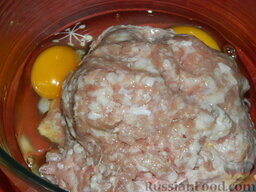 Котлеты в духовке: Как приготовить  котлеты в духовке:    В чашу блендера переложить фарш или мясо, нарезанное кусочками, вбить яйца.