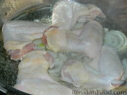 Куриные крылышки с рисом, запеченные в духовке: В сковороду с луком добавить куриные крылышки.