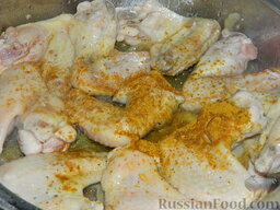 Куриные крылышки с рисом, запеченные в духовке: Посыпать приправой для курицы и солью и слегка обжарить со всех сторон минут 5-10.