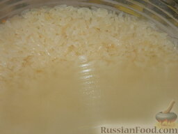 Куриные крылышки с рисом, запеченные в духовке: Рис промыть и залить кипятком на 30-60 минут.