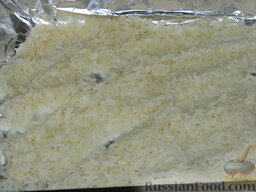 Куриные крылышки с рисом, запеченные в духовке: Переложить рис на противень, предварительно слив с него воду.