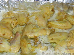 Куриные крылышки с рисом, запеченные в духовке: Сверху выложить жаркое из сковороды вместе с маслом, на котором жарились крылышки.