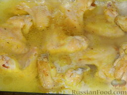 Куриные крылышки с рисом, запеченные в духовке: Залить куриные крылышки с рисом кипятком.