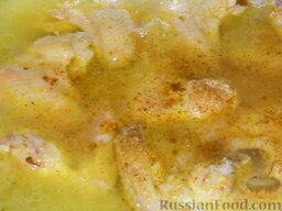 Куриные крылышки с рисом, запеченные в духовке: Посолить по вкусу, добавить специи к рису или плову.
