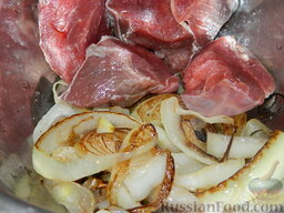 Бифштекс по-венски: В чашу блендера погрузите мясо и лук.
