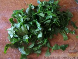 Салат с семгой  “Недотрога”: Зелень помыть и мелко нарезать.