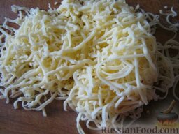 Салат с семгой  “Недотрога”: Сыр натереть на мелкой терке.