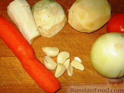 Щи ленивые на копченостях: Пока варится бульон, почистим овощи.