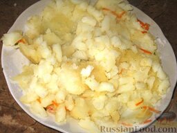 Щи ленивые на копченостях: Вынем картофель, разомнем его вилкой и вернем в щи.