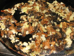 Гуцульские вареники: Сушеные грибы промыть, отварить (10 минут), мелко порезать  и обжарить на масле с измельченным луком.