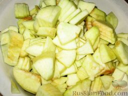 Пирог с яблоками и ежевикой: Яблоки очистим, вырежем сердцевину и нарежем тонкими ломтиками.