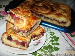 Пирог с яблоками и ежевикой: Готовый пирог с яблоками и ежевикой в разрезе. Приятного аппетита!