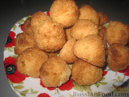 Печенье "Кокосанки": Как испечется, снимите кокосовое печенье с противня и уложите горкой остывать. Через 20 минут дегустируйте.