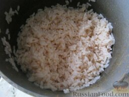 Запеканка с фаршем и рисом "Находка": Как приготовить запеканку с фаршем:    Промыть 1 стакан риса, выложить в казанок. Залить 3-мя стаканами холодной воды.  Добавить 0,5 ч. ложки соли, 0,5 ч. ложки куркумы, перемешать. Довести до кипения. Накрыть крышкой и варить до готовности (20 минут).