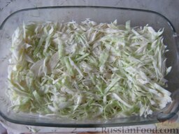 Запеканка с фаршем и рисом "Находка": Выложить капусту, немного посолить.