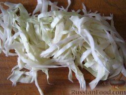 Запеканка с фаршем и рисом "Находка": Нашинковать белокочанную капусту.