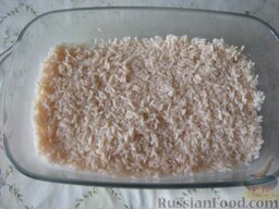Запеканка с фаршем и рисом "Находка": Форму смазать растительным маслом. Сформировать запеканку. Первый слой - рис.