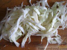 Салат-гарнир к шашлыку: Нашинковать капусту. Посыпать солью и слегка перетереть.