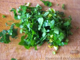 Салат-гарнир к шашлыку: Зелень помыть и нарезать мелко.