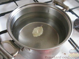 Простой  грибной суп из шампиньонов: Как приготовить суп грибной из шампиньонов:    Вскипятить 2,5 литра воды вместе с лавровым листом и солью.