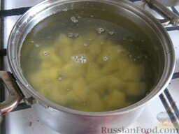 Простой  грибной суп из шампиньонов: В кипящую воду опустить картофель (лавровый лист вынуть). Варить картофель около 20 минут.