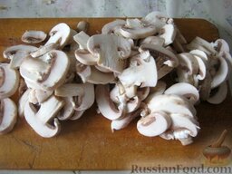 Простой  грибной суп из шампиньонов: Грибы помыть и нарезать пластинками или кубиками.