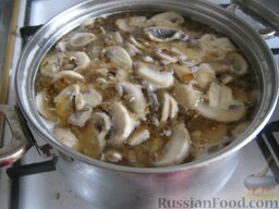 Простой  грибной суп из шампиньонов: Вслед за грибами выложить макароны в кастрюлю, варить 5-10 минут, до готовности макарон.