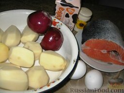 Лосось, запеченный по-фински: Ингредиенты для приготовления лосося, запеченного по-фински.  (Красный лук брать не обязательно. Просто дома другого лука не оказалось.)