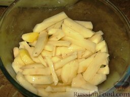 Лосось, запеченный по-фински: Оставшийся картофель нарезать брусочками.   Растопить сливочное масло и обильно смазать картофель.