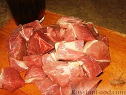 Саррабуло из свинины (рагу по-португальски): Как приготовить рагу из свиинины:    Свинину порезать кубиками (3 х 3 см). Смешать с вином и тушить на умеренном огне 1 час.
