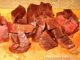 Саррабуло из свинины (рагу по-португальски): Печень нарезать мелкими кубиками. Хорошо режется немного подмороженная печень.