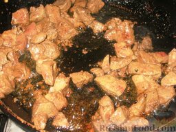 Саррабуло из свинины (рагу по-португальски): Поджарить печень на смальце или вытопить сало. Посолить и поперчить.