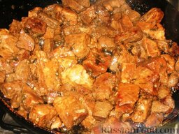 Саррабуло из свинины (рагу по-португальски): Добавить готовую свинину без жидкости и потушить рагу из свиинины с печенью 5-7 минут.