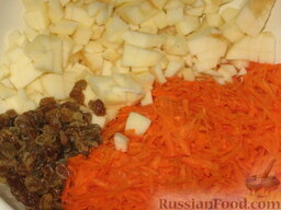 Сладкая запеканка из риса и моркови: Морковь очистить и натереть на крупной терке. Яблоки очистить, разрезать пополам, удалить сердцевину с семенами и нарезать мелкими кубиками. Изюм замочить в горячей воде, потом отцедить.