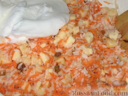 Сладкая запеканка из риса и моркови: Добавить в рис масло, сахар, яичные желтки, морковь, изюм, яблоки и ваниль. Все перемешать. Яичные белки взбить и добавить в кашу.  Духовку нагреть до 180 градусов. Форму смазать маслом  и посыпать сухарями. Выложить массу в форму и выпекать 35-40 минут.