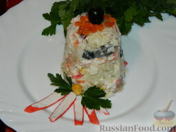 Салат из кальмаров и рыбы "Гавань": Украсить салат из кальмаров по своему желанию.   Приятного аппетита!