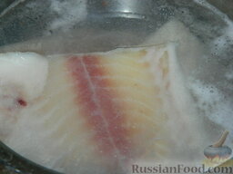 Салат из кальмаров и рыбы "Гавань": Рыбное филе залить кипятком и варить 10-12 минут с момента закипания, чуть посолив воду.