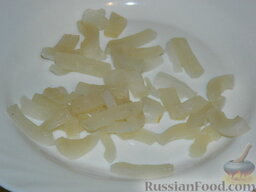 Салат из кальмаров и рыбы "Гавань": Нарежьте охлажденного и очищенного кальмара соломкой.