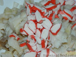 Салат из кальмаров и рыбы "Гавань": Крабовые палочки нарежьте кружочками.
