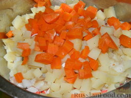 Салат из кальмаров и рыбы "Гавань": Морковь отварить до готовности в течение 20-25 минут (можно в одной кастрюле с картофелем). Очистить и нарезать кубиками.